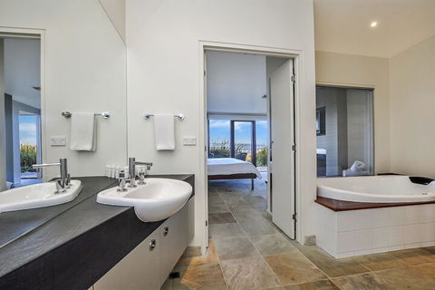 Hearns Beachside Villa 4 - Tourism TAS 4