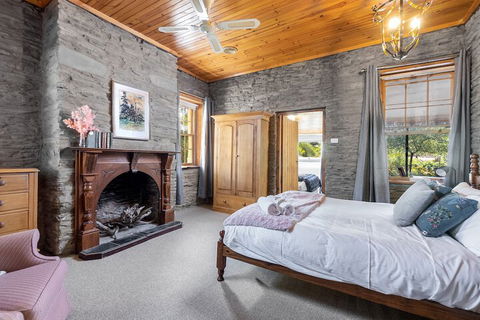 Reillys Wines Heritage Cottages - Tourism TAS 3