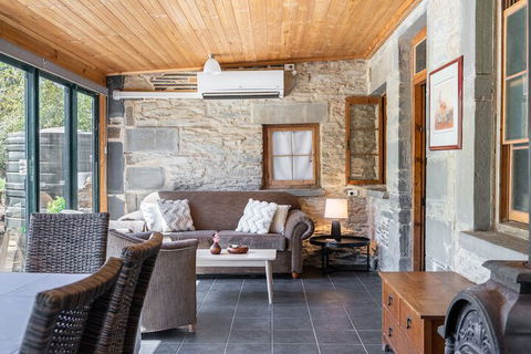Reillys Wines Heritage Cottages - Tourism TAS 7