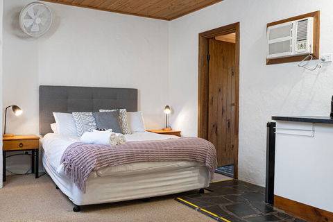 Reillys Wines Heritage Cottages - Tourism TAS 4