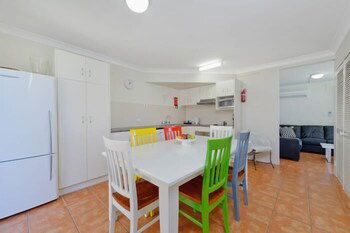 Beach House Holiday Apartments - Hobart Tourism 6