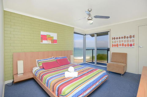 South Seas Beachfront Apartments - Tourism TAS 6