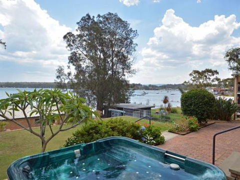 The House On The Lake At Fishing Point Lake Macquarie Honestly Put The Line In & Catch Fish - Tourism TAS 2