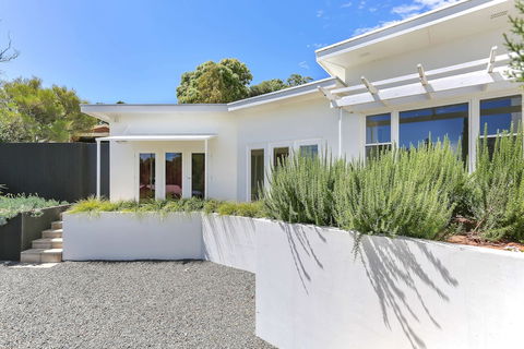 Barossa White House - Hobart Tourism 0