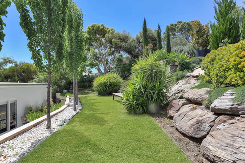 Barossa White House - Hobart Tourism 2