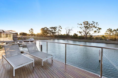 Gippsland Lakehouse A Canal Frontage - Hobart Tourism 3