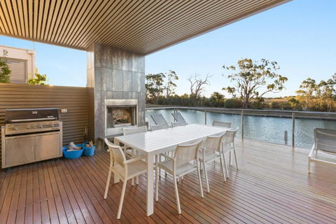 Gippsland Lakehouse A Canal Frontage - Hobart Tourism 2