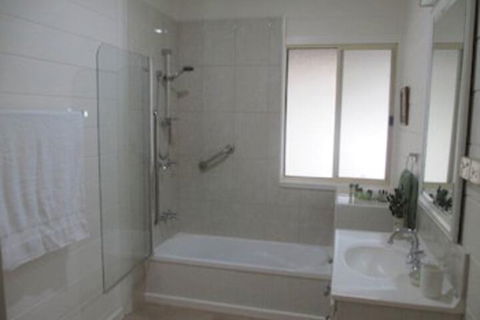 All About Me B & B - Hobart Tourism 4