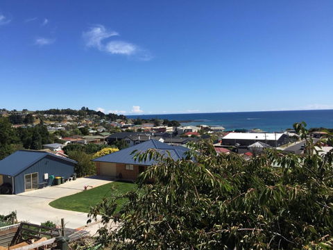 Penguin Seaside Homestay - Tourism TAS 6