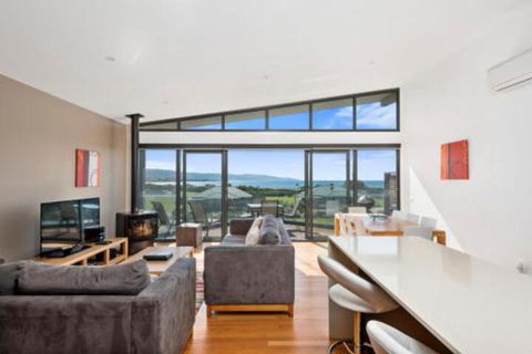 Beach & Reef - Hobart Tourism 4