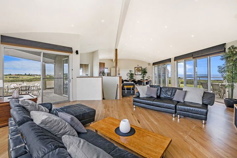 HEARNS BEACH HOUSE - Tourism TAS 1