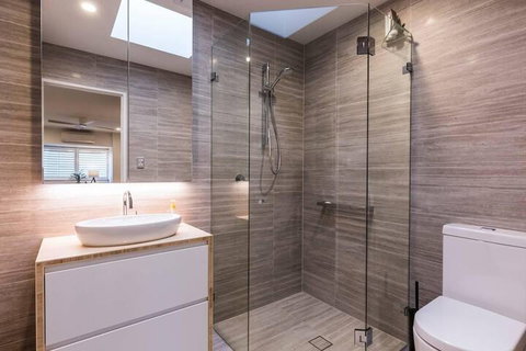 Executive 2 Storey Apartment With Pool - Tourism TAS 4