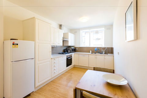ROSIE, 2BDR St.Kilda Apartment - Tourism TAS 1
