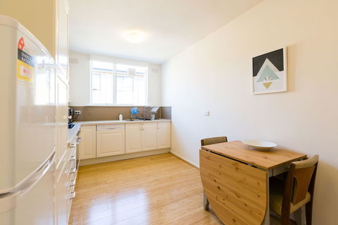 ROSIE, 2BDR St.Kilda Apartment - Tourism TAS 2