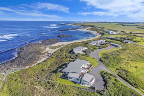 HEARNS BEACHSIDE VILLA 1 - Tourism TAS 0