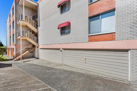 2 BEDROOM APARTMENT LAMAN LODGE UNIT 2 - Hobart Tourism 5