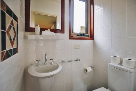 Edzell - Stunning Waterfront Home - Hobart Tourism 3
