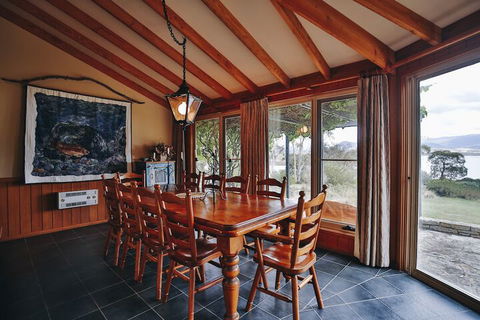 Edzell - Stunning Waterfront Home - Hobart Tourism 6