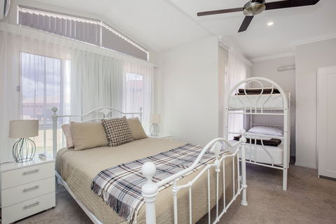 Lakehouse Family Oasis - Tourism TAS 5