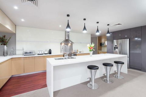 Luxury Bungalow - Hobart Tourism 3