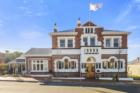 Cygnet Old Bank B & B Cafe & Gift Store - Tourism TAS 0