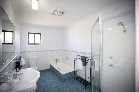 Dell Lee Cottage - Hobart Tourism 5