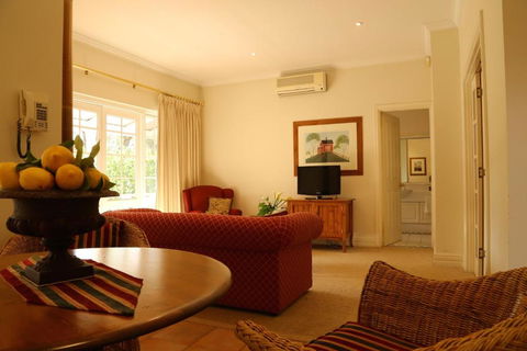 Two Sisters Chalets - Hobart Tourism 6