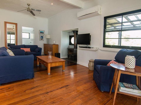 Tuppys On The Lake - Hobart Tourism 3