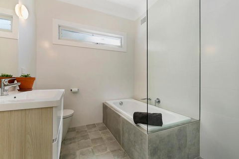 Bayscape At Hardys Bay / Killcare - Hobart Tourism 2