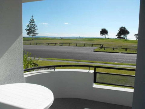 Hi Surf Unit 2 92 Head Street Forster - Tourism TAS 6