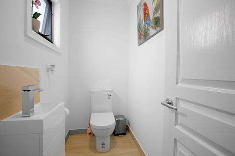 AUJOY 3 Bed Townhouse Burwood 1 - Tourism TAS 4