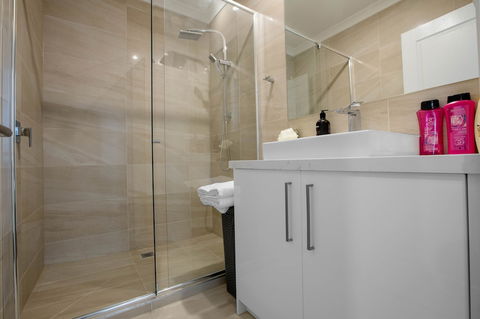 AUJOY 3 Bed Townhouse Burwood 1 - Tourism TAS 2