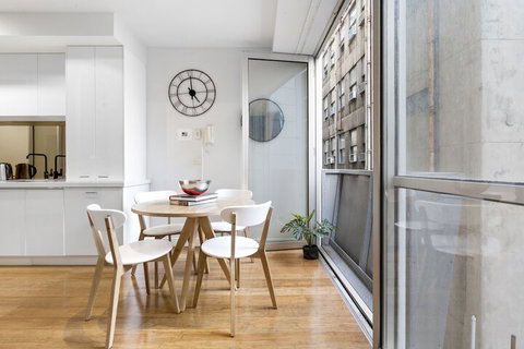 Kristina, 1BDR Melbourne Apartment - Tourism TAS 1