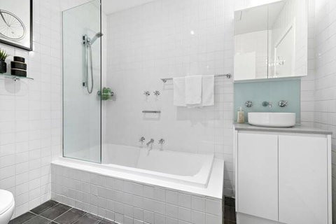 Kristina, 1BDR Melbourne Apartment - Tourism TAS 2