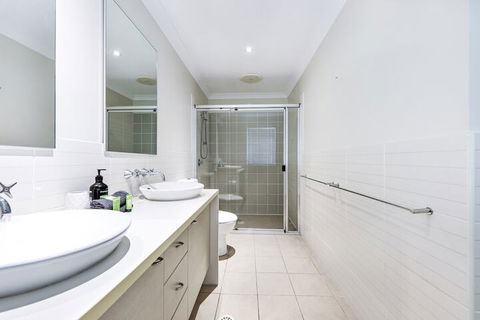 Large House With Pool - Hobart Tourism 4