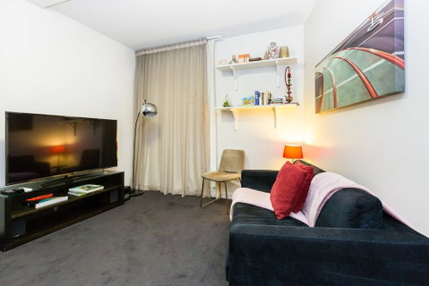 Imogen, Melbourne Studio Apartment - Tourism TAS 3