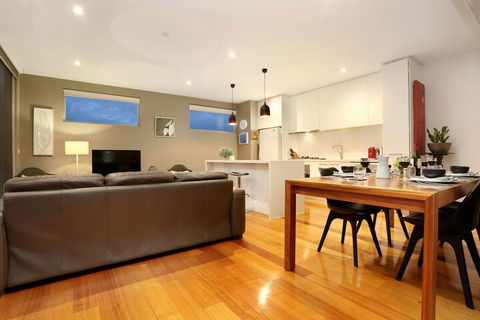 Essendon Sub Penthouse On Napier - Tourism TAS 3