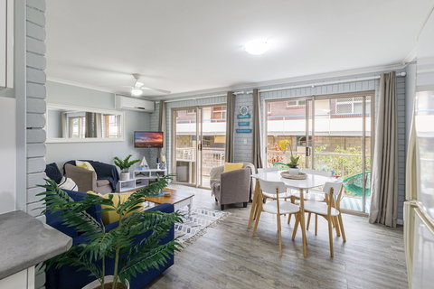 Family, Romance, Fun On Kings Beach - Tourism TAS 5