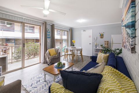 Family, Romance, Fun On Kings Beach - Tourism TAS 6