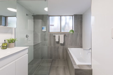 Family, Romance, Fun On Kings Beach - Tourism TAS 4