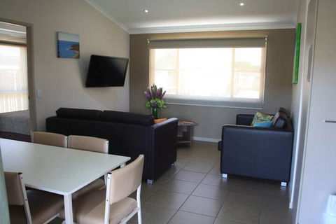 The Bowlo Holiday Cabins - Tourism TAS 7