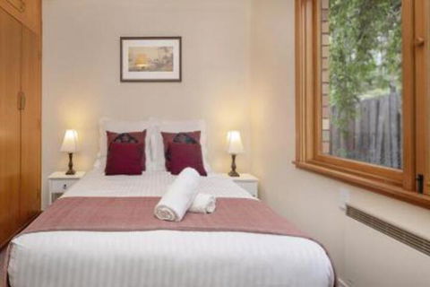 Alpine House Views Over Lake Jindabyne & The Snowy Mountains - Tourism TAS 2