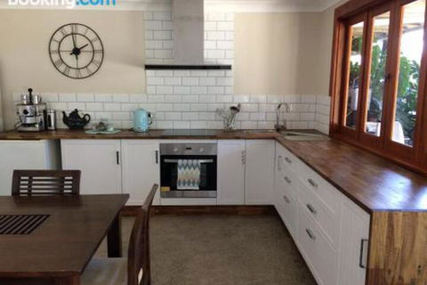 Takura Heights Modern Country Apartment With Pool Access - Hobart Tourism 6