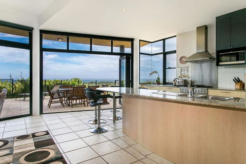 A SWEET ESCAPE Above Byron - Tourism TAS 1