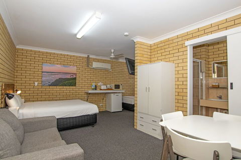 Coast Inn Motel - Tourism TAS 7