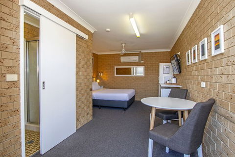 Coast Inn Motel - Tourism TAS 5