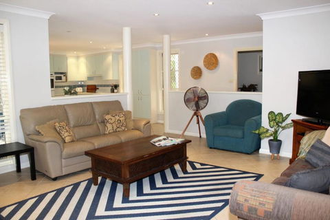 FRANGIPANI BEACH HOUSE PET FRIENDLY 22 Belbourie Cres Boomerang Beach - Tourism TAS 6
