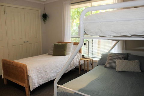 FRANGIPANI BEACH HOUSE PET FRIENDLY 22 Belbourie Cres Boomerang Beach - Tourism TAS 1