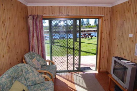 Beachfront 5 25 Willow Street - Tourism TAS 1