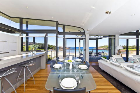 Sails On The Beachfront Exclusive Seaside Home - Hobart Tourism 6